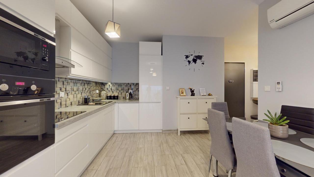 Family House Near The Market Square -Perfect For Family & Business Stays - Ksiecia Witolda Street 500 Steps To Market Square - 2 Bedrooms,2 Parking Places 弗罗茨瓦夫 外观 照片